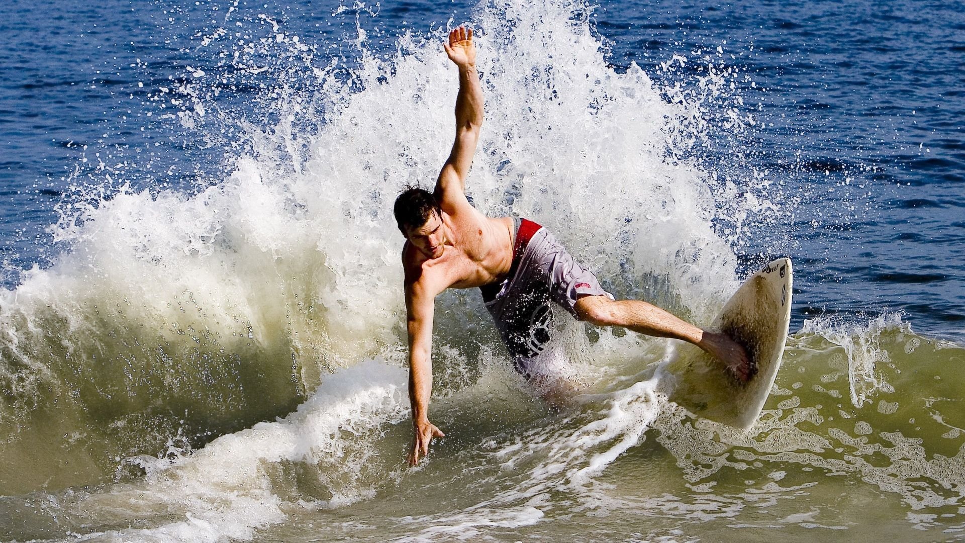 C罗赛后在球场中央独自默哀致敬传奇，c罗出战